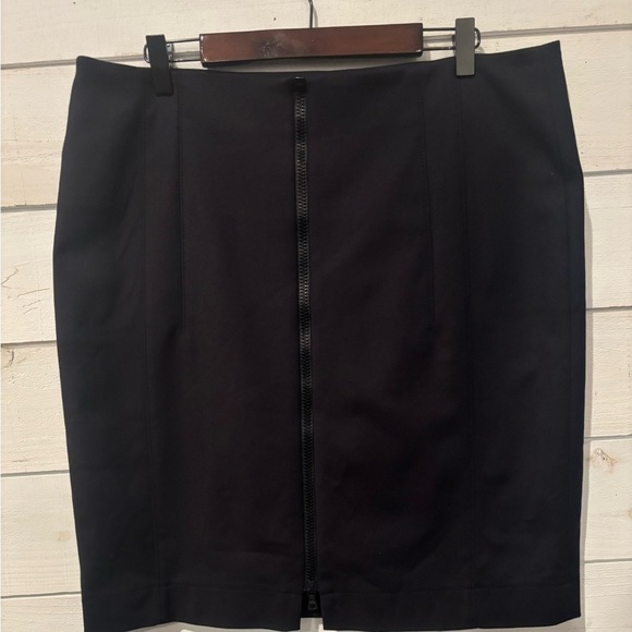 Akris Punto Navy Midi Skirt in size 12. Great condition! Front zip - Picture 11 of 16